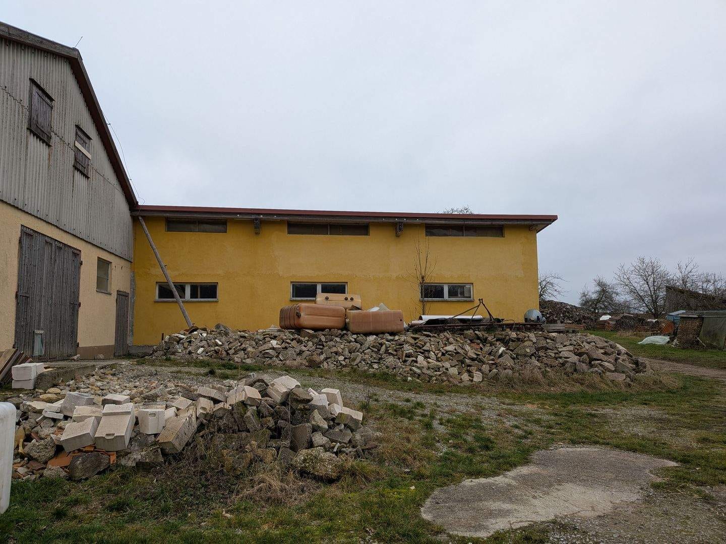 Immobilie in Niederstetten - Wirklich seltene Gelegenheit für Großfamilie oder Handwerker und auch Investor. Anwesen mit drei Wohnungen, Hobbyraum und großer Halle.  - Bild 3
