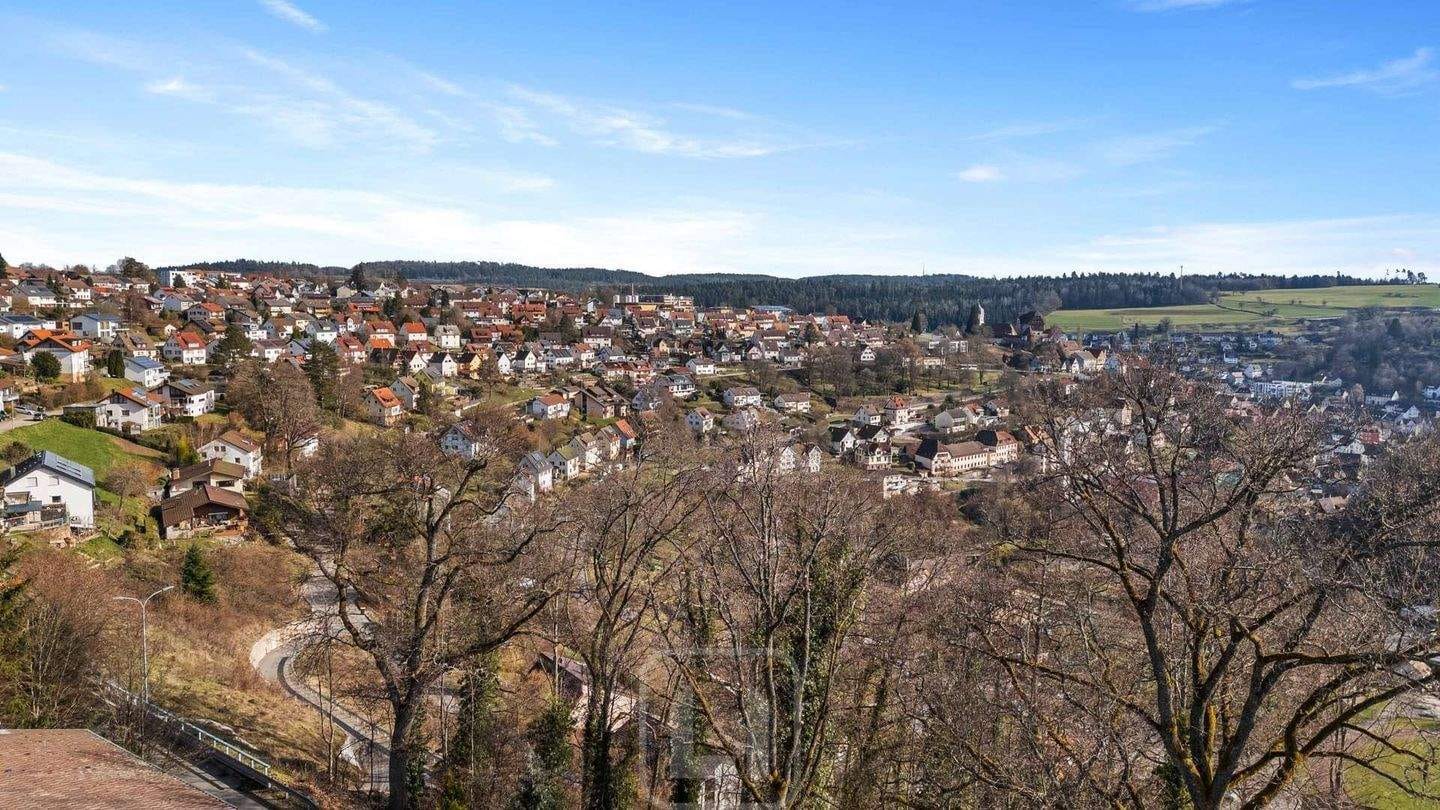 Immobilie in Altensteig - Zweifamilienwohnhaus voller Charme | Traumhafte Aussicht | Grüner Garten | Pure Lebensfreude - Bild 4