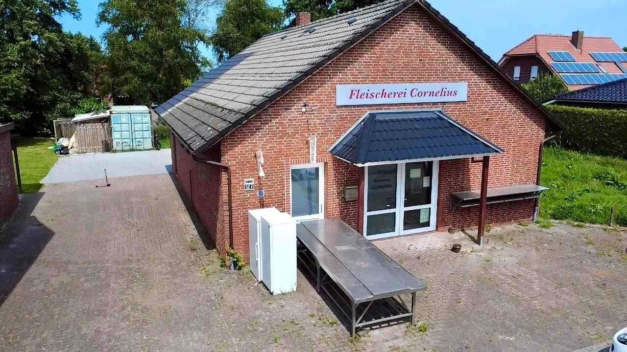 Immobilie in Südbrookmerland - Vielseitiges Wohn- und Geschäftshaus mit 3 Einheiten, kernsanierter Fleischerei & PV-Anlage - Bild 1