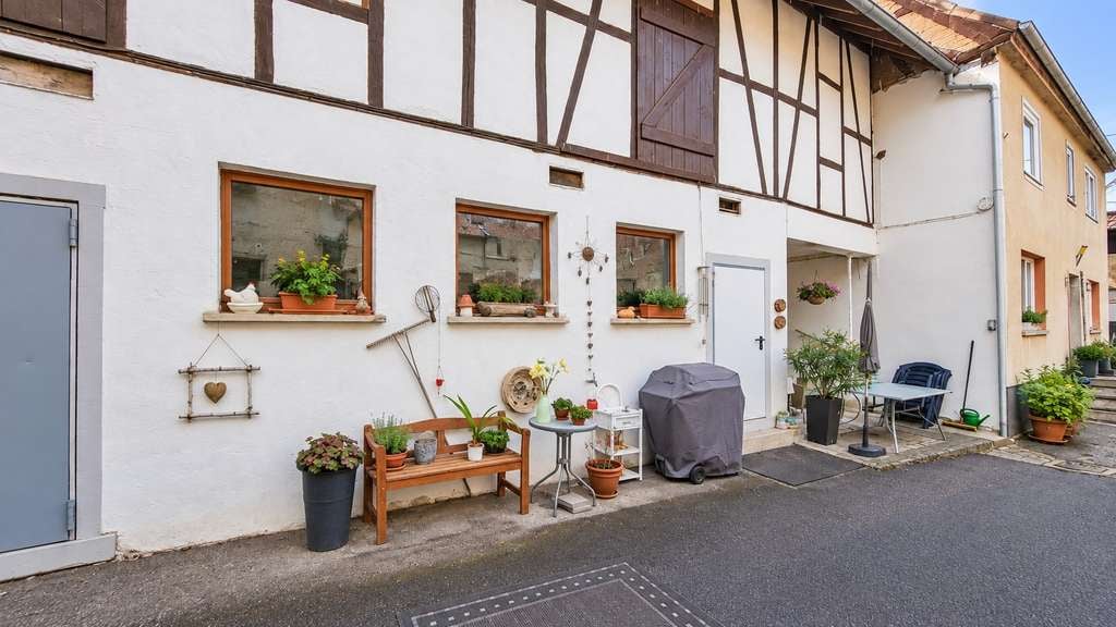 Immobilie in Großrinderfeld - Viel Platz für Familie, Werkstatt & Fahrzeuge – Hofanwesen mit Scheune und Werkstatt - Bild 1
