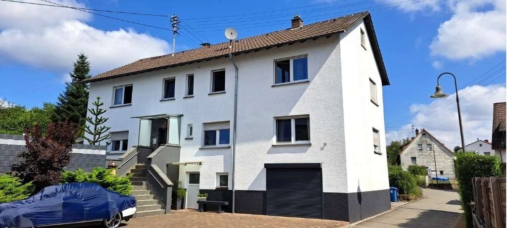 Immobilie in Katzweiler - Wohnen für zwei Generationen: Poolbereich mit Außenbar & barrierefreiem EG - Bild 1