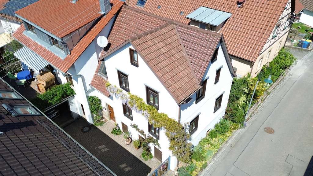 Immobilie in Cleebronn - Charmantes Einfamilienhaus mit Fachwerkflair, Terrasse & idyllischem Garten in Cleebronn - Bild 0