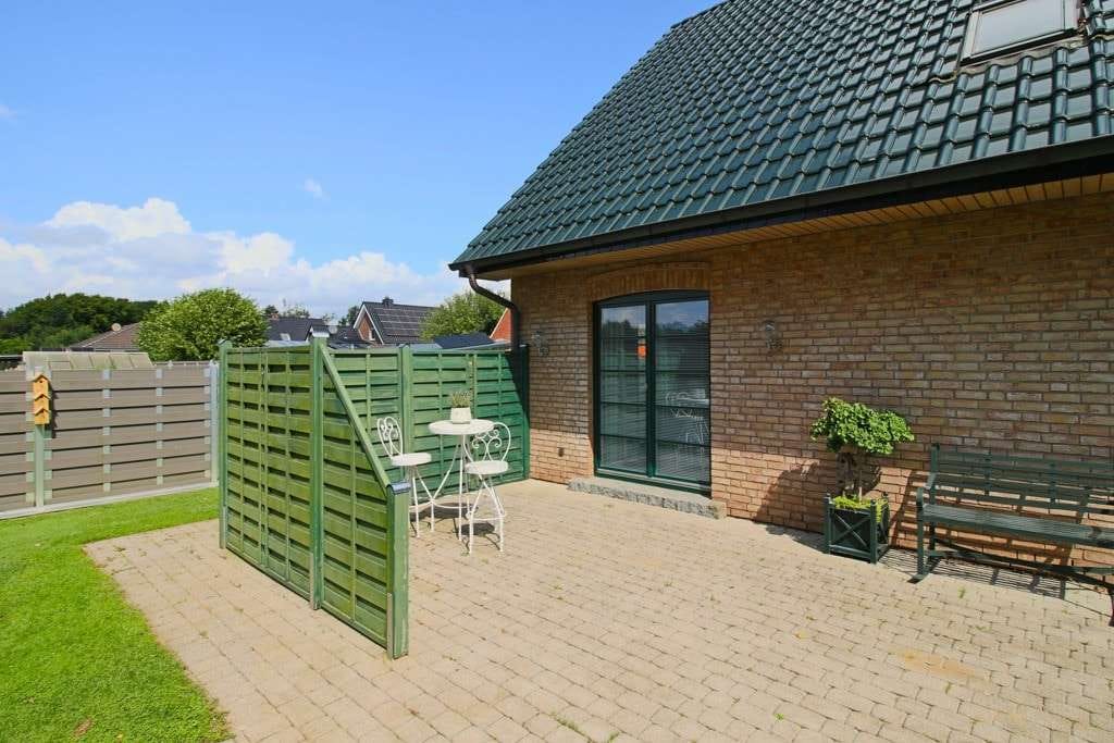 Immobilie in Hamdorf - TOP-Gepflegtes und wertiges Einfamilienhaus mit Kaminofen, Doppelgarage und großem Garten! - Bild 3