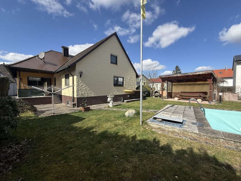 Immobilie in Büchenbach - Großzügiges Einfamilienhaus mit Pool und großen Garten - Bild 0