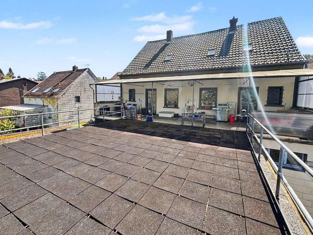 Immobilie in Blieskastel - Wohn- und Geschäftshaus mit Pool und parkähnlichem Grundstück in Niederwürzbach zu verkaufen - Bild 1