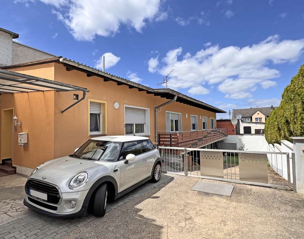 Immobilie in Ochtendung - Ruhig wohnen in zweiter Reihe: Vielseitiges Einfamilienhaus mit XXL-Balkon und riesigem Potenzial - Bild 0