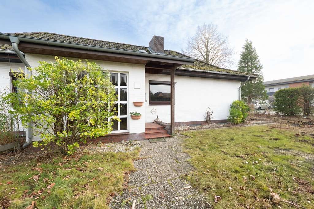 Immobilie in Cadenberge - Exklusiver Bungalow: Sonne, Kaminkomfort und viel Platz im Garten - Bild 3