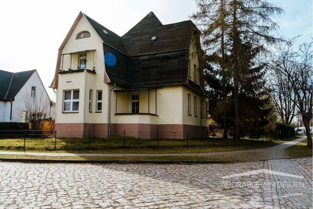 Immobilie in Hohen Neuendorf - Zweifamilienhaus auf großem geteilten Grundstück, viel Potenzial! - Bild 0