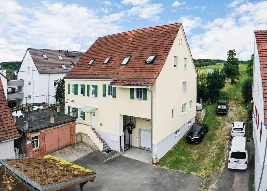 Immobilie in Hochdorf - Stilvoll kernsaniertes Bauernhaus mit Garten, Terrasse, 2x Carports & Gewölbekeller - Bild 2