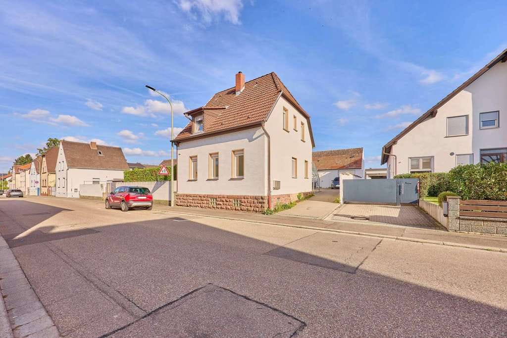 Immobilie in Römerberg - Wohnhaus mit Einliegerwohnung, Scheune & großem Grundstück – zusätzliches Baupotenzial möglich - Bild 1