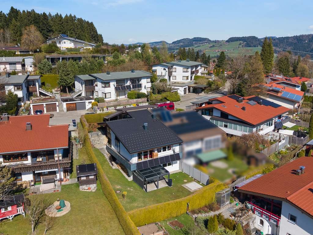 Immobilie in Scheidegg - DHH mit Bergblick in Scheidegg – top gepflegt, modernisiert & mit Garten + Terrasse - Bild 1