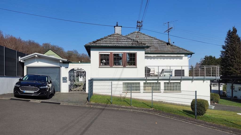 Immobilie in Freilingen - Ruhig gelegenes Einfamilienhaus mit Einliegerwohnung und großem Grundstück in Freilingen - Bild 1