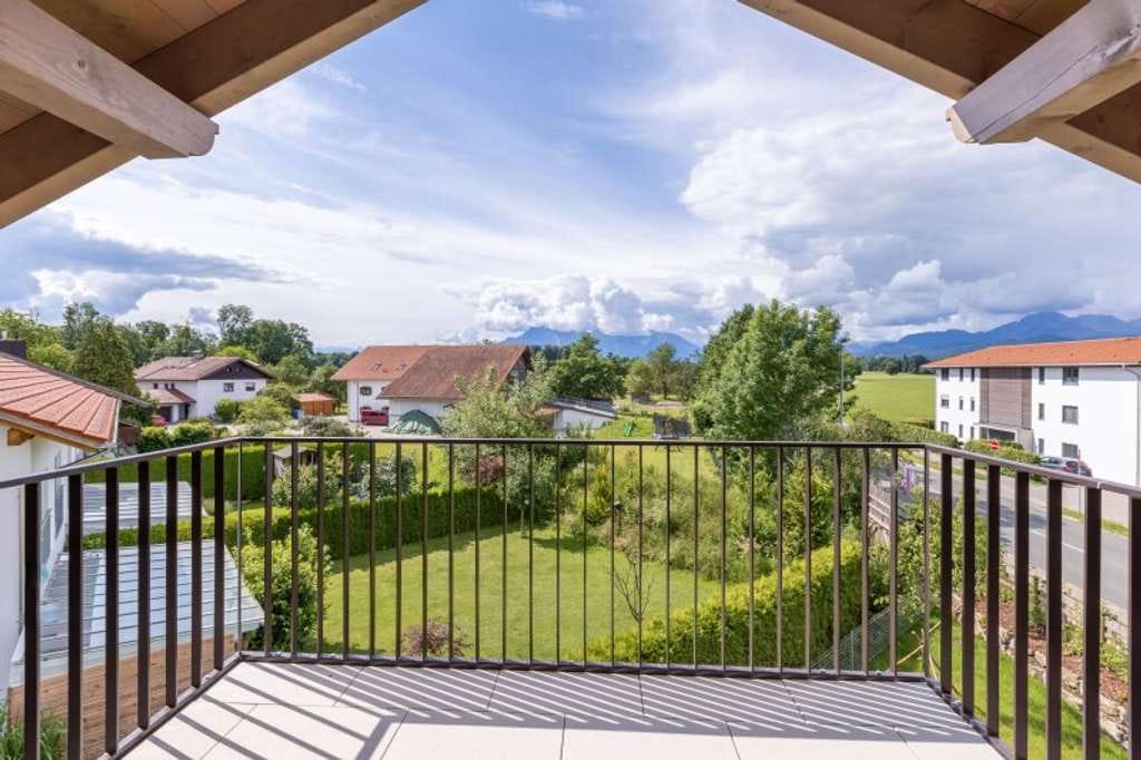 Immobilie in Saaldorf-Surheim - Exklusive 3-Zimmer-Dachgeschosswohnung Top 9 - Bild 0