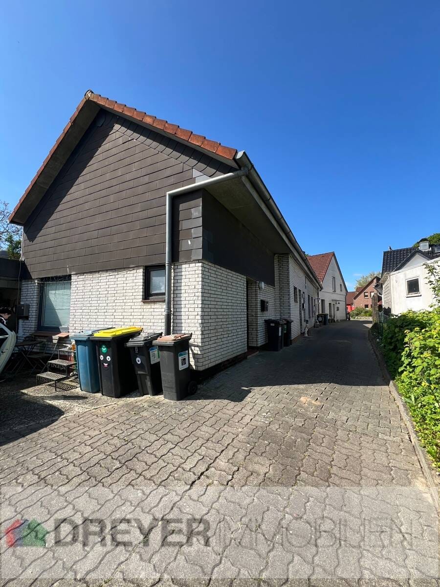 Immobilie in Reinfeld - Mehrfamilienhaus mit 9 Einheiten, Garten, Stellplätzen und Garagen - Bild 2