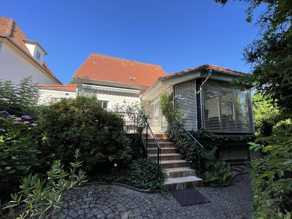 Immobilie in Bad Nenndorf - Willkommen in Ihrem neuen Zuhause – Familienidyll mit Wintergarten auf grünem Erbpachtgrundstück - Bild 1