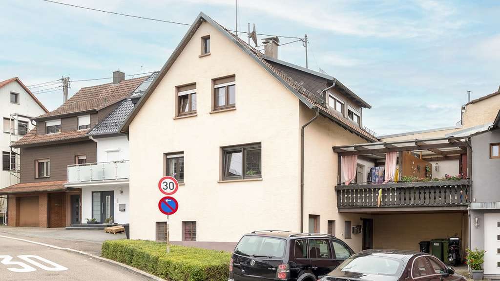 Immobilie in Karlsbad - Zwei Wohnungen, eine Investition: Vermietetes 2-Familien-Wohnhaus ideal für Kapitalanleger - Bild 0