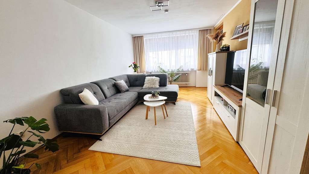 Immobilie in Landshut - Top gepflegte und vermietete 3-Zimmer Wohnung (eine von sechs möglichen Wohneinheiten) - Bild 0