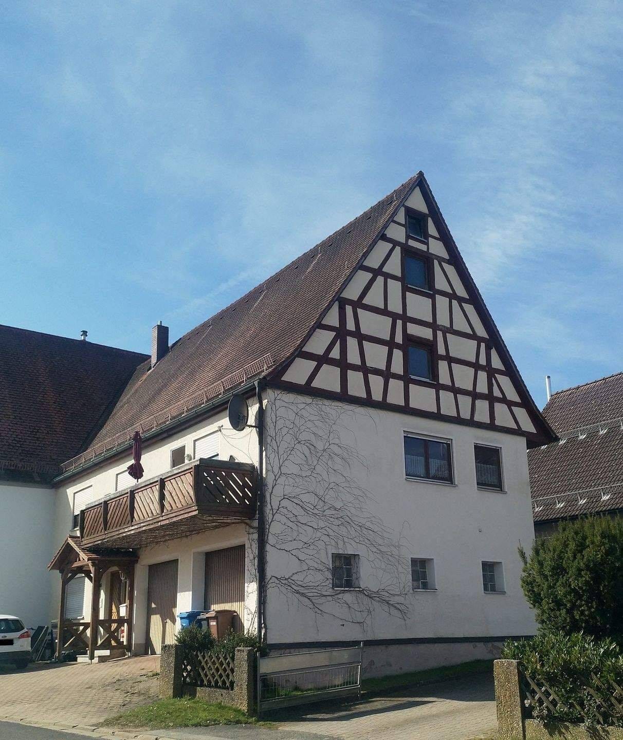 Immobilie in Burgthann - Ein geräumiges Haus, 2 Garagen, kleiner Vorgarten + Ausbaupotential im Dach zum Preis einer Wohnung - Bild 2