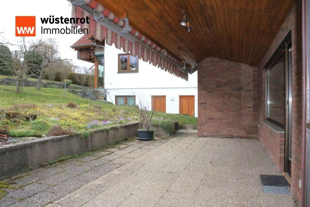 Immobilie in Ostelsheim - Zweifamilienhaus mit Doppelgarage in ruhigem Wohngebiet und großem Garten - Bild 2