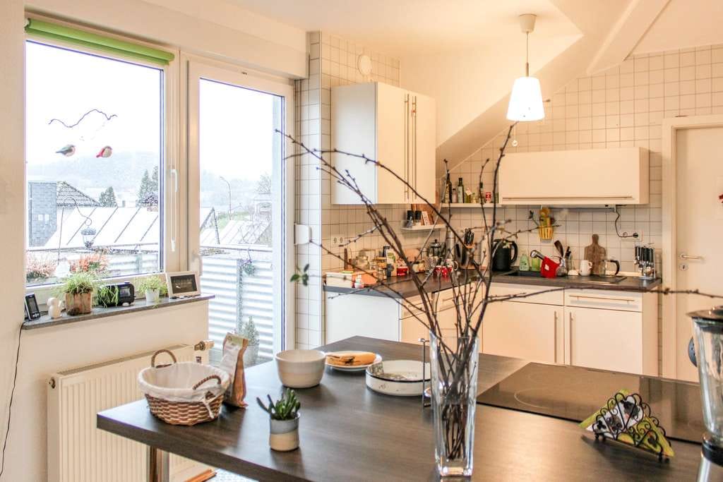 Immobilie in Rennerod - "Fast wie ein eigenes Haus" Vermietete DG-Wohnung mit eigenem Treppenhaus und Balkon in Rennerod  - Bild 1