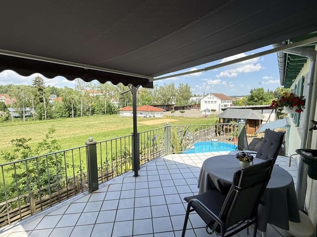 Immobilie in Meßkirch - Teilsaniertes Wohnhaus mit Pool, Doppelgarage und ganz viel Charme - Bild 3