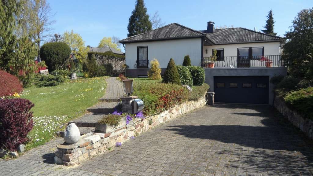 Immobilie in Münchwald - -- Charmanter Winkel-Bungalow mit Sonnenterrasse, Garten und Garage am Rande des Soonwaldes -- - Bild 1