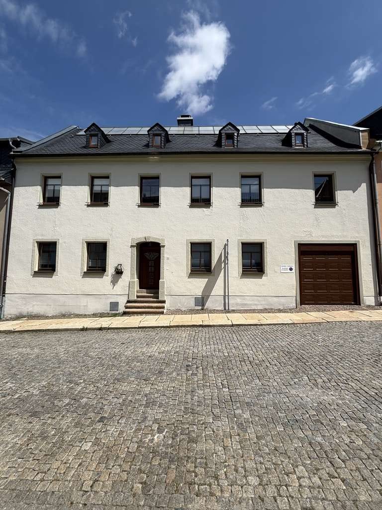 Immobilie in Annaberg-Buchholz - Stilvolles denkmalgeschütztes Stadthaus mit Gästeeinheiten, Terrasse und großem Garten in Annaberg - Bild 1