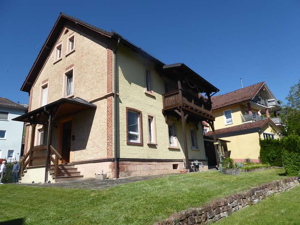 Immobilie in Heigenbrücken - Freistehendes 3 Fam. Wohnhaus mit Nebengebäude - Bild 0
