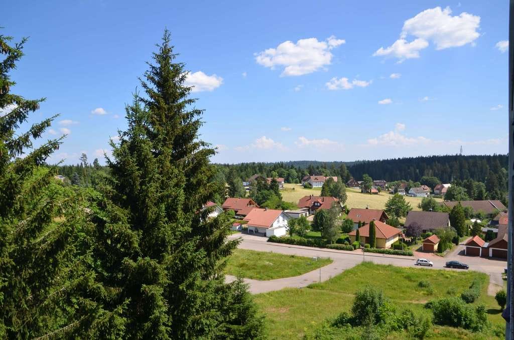 Immobilie in Freudenstadt - Kleine Wohnoase mit Balkon, Aufzug und herrlicher Aussicht - Bild 2