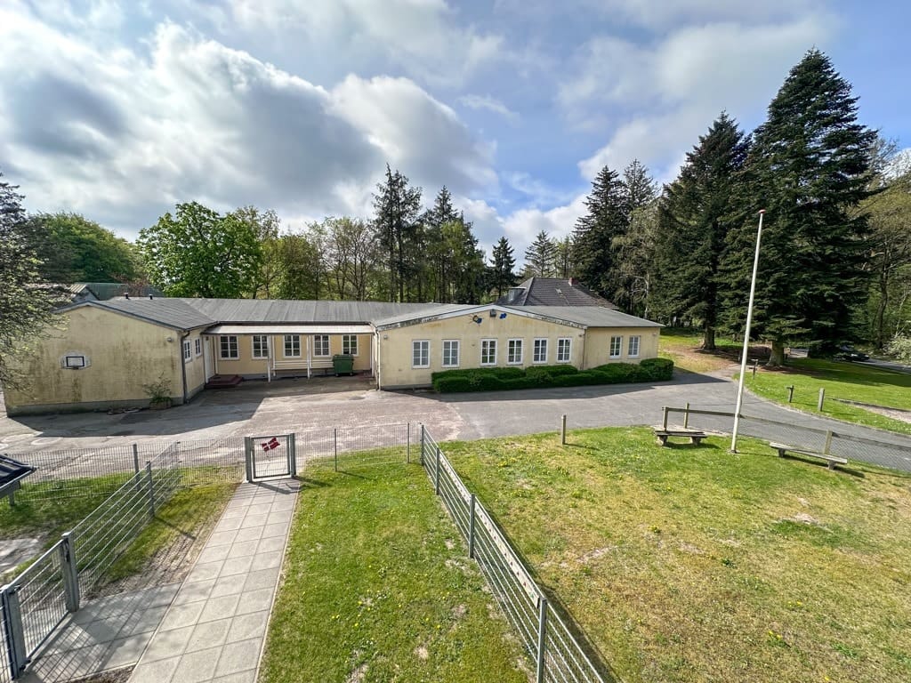 Immobilie in Humptrup - Vielseitiges Gebäudeensemble mit Geschichte - Schule, Kindergarten & Wohnhaus auf großem Grundstück - Bild 1