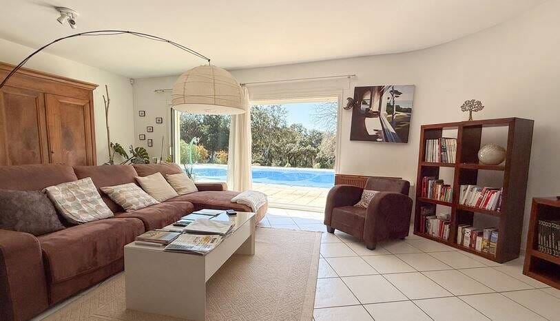 Immobilie in Niederaichbach - Exklusiv in der Provence: Luxusvilla mit Potenzial für Gästezimmer und Wellness - eine Chance - Bild 1