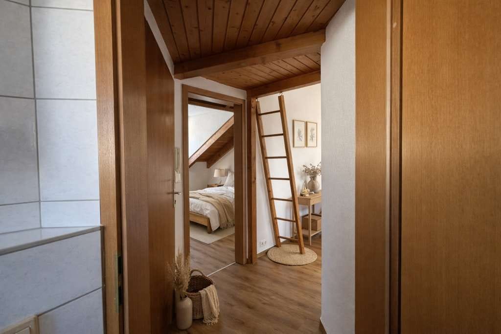 Immobilie in Oberboihingen - Charmante 2-Zi.-DG-Wohnung mit offenem Dachstuhl  Dachterrasse in Bestlage von Oberboihingen - Bild 2
