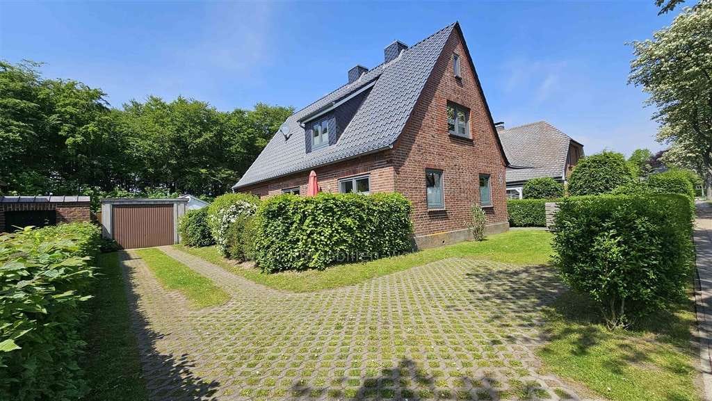 Immobilie in Wyk auf Föhr - *** Charme, Vielfalt & modernisiert: Haus mit Einliegerwohnung & separatem Sommerhaus *** - Bild 1