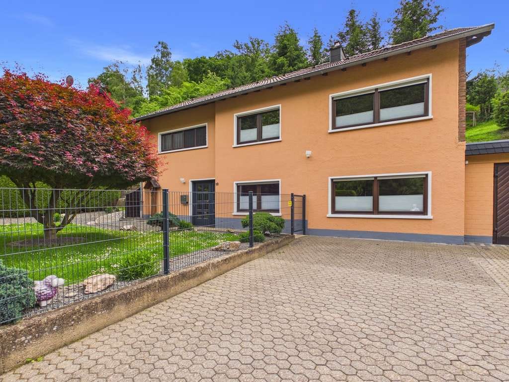 Immobilie in Heimbach - Wohnen wo andere Urlaub machen. Freistehendes Einfamilienhaus mit Garage in attraktiver Hanglage! - Bild 0