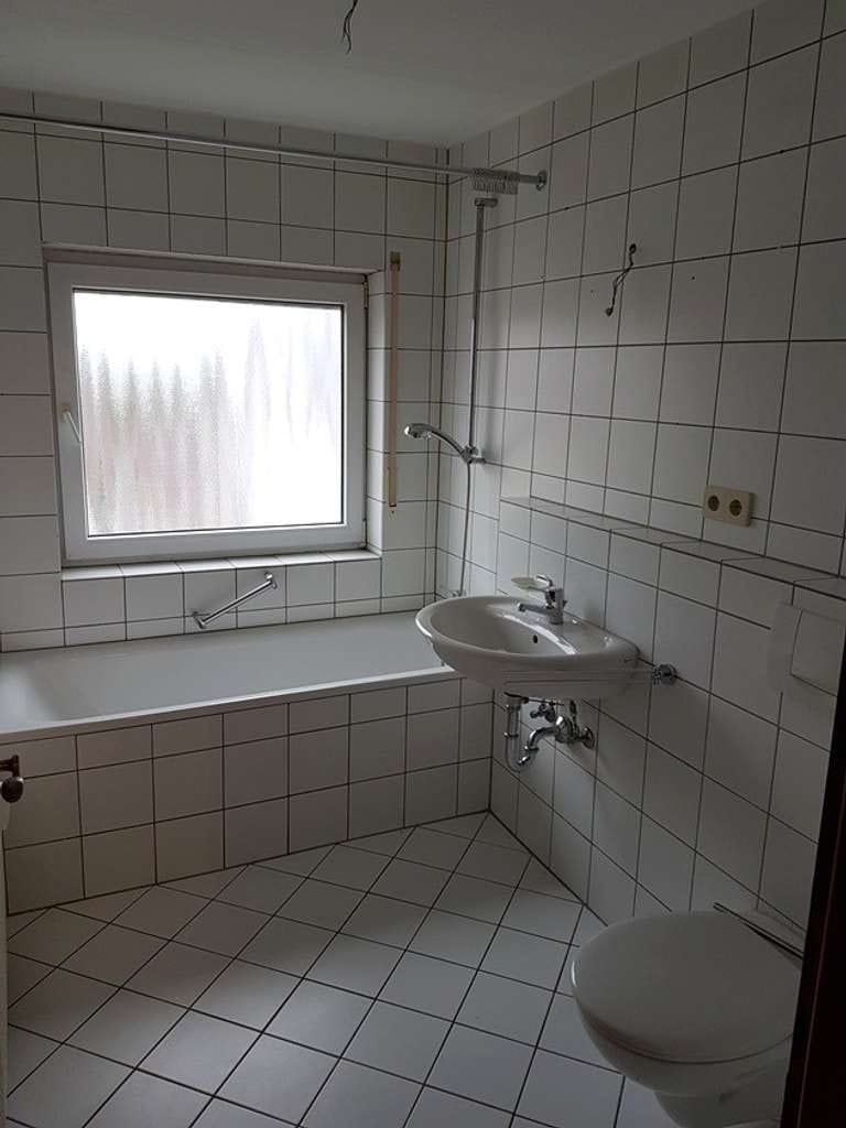 Immobilie in Ubstadt-Weiher - Schicke 2-Zimmer-Dachwohnung mit Tageslichtbadezimmer und Garage - Bild 2