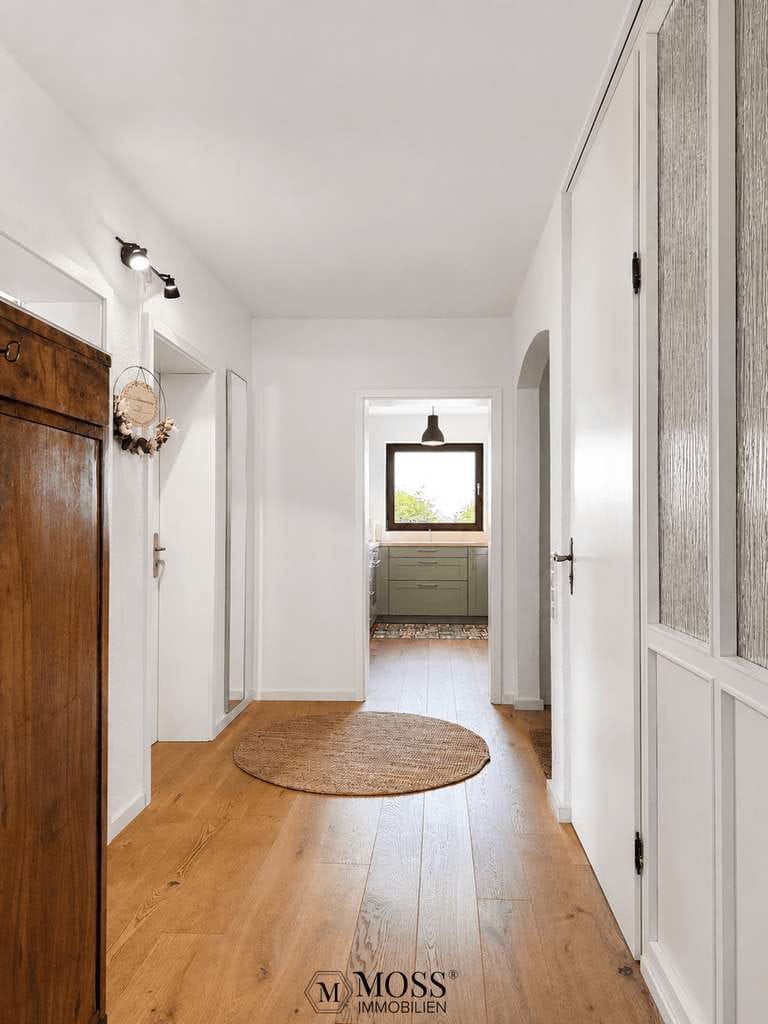 Immobilie in Heitersheim - Großzügiges Mehrfamilienhaus | 210 m² Wfl. | 7 Zimmer | 975 m² Grundstück | Garten & Garagen - Bild 2
