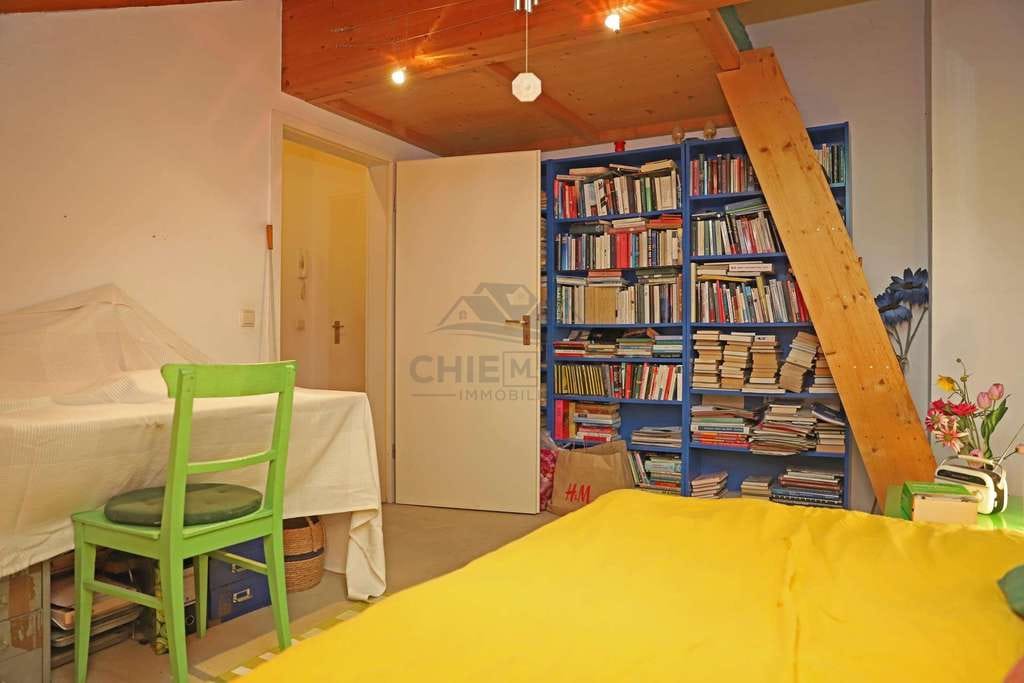 Immobilie in Übersee - Charmante Dachgeschosswohnung mit 3 Zimmern im schönen Zentrum von Übersee - Bild 2
