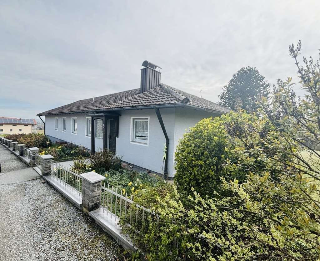 Immobilie in Neuburg am Inn - Attraktiver Bungalow mit großem Garten, Terrasse und viel Potenzial - Bild 0