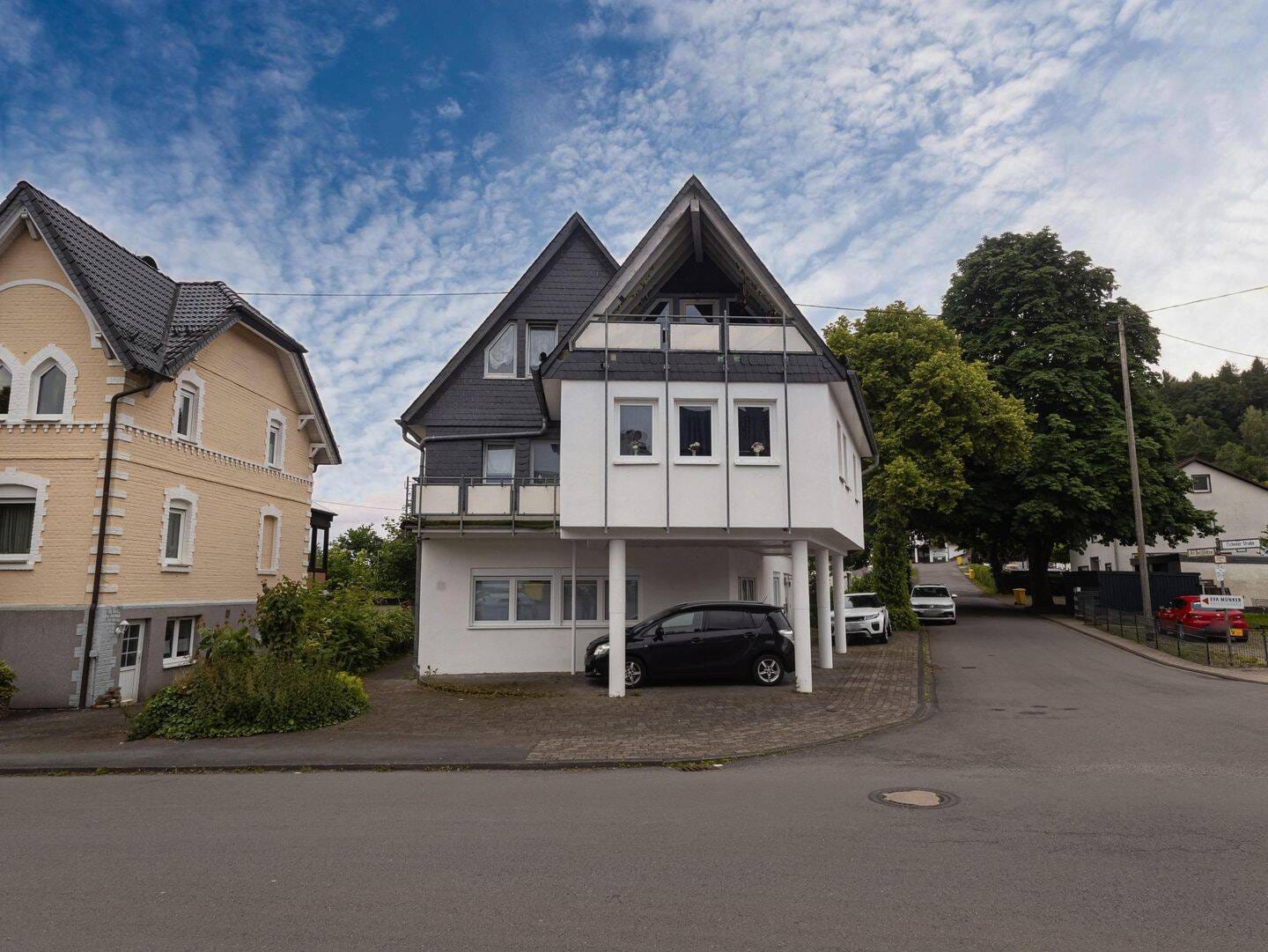 Immobilie in Kreuztal - Dreifamilienhaus - Kapitalanlage oder Mehrgenerationenwohnen - Bild 1