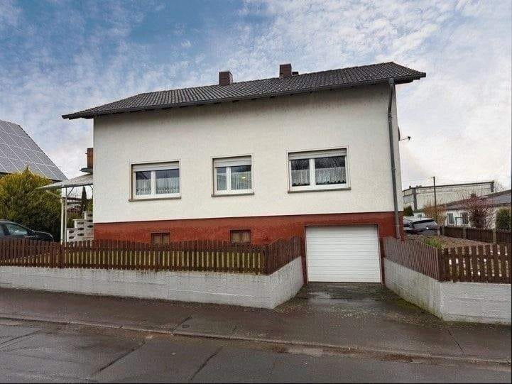 Immobilie in Schenklengsfeld - Zweifamilienhaus mit Garage im sonnigen Schenklengsfeld - Bild 4