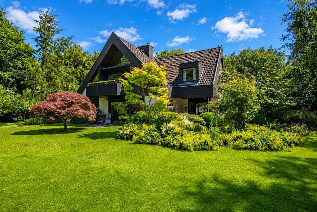 Immobilie in Breklum - Stilvolles Landhaus mit Praxisanbau, eingebettet in eine grüne Oase - Bild 1
