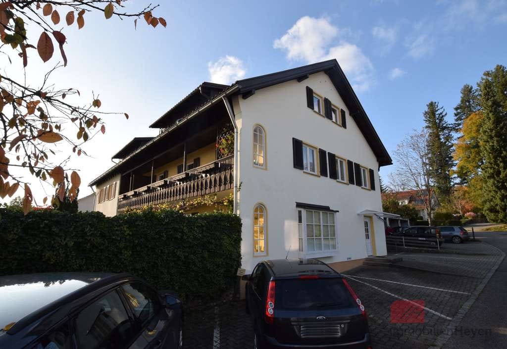 Immobilie in Isny im Allgäu - Vermietete 3-Zimmer-Dachwohnung mit Garage, in einem gepflegtem Mehrfamilienhaus - Bild 0