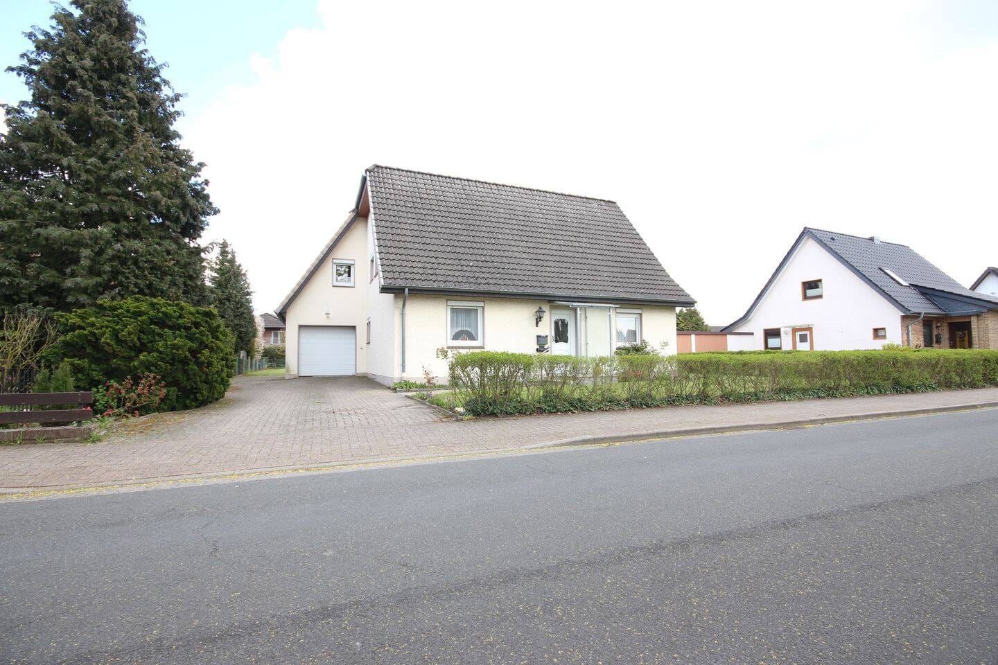 Immobilie in Weyhe - Vielseitiges Einfamilienhaus auf großzügigem Grundstück in Weyhe-Lahausen - Bild 0