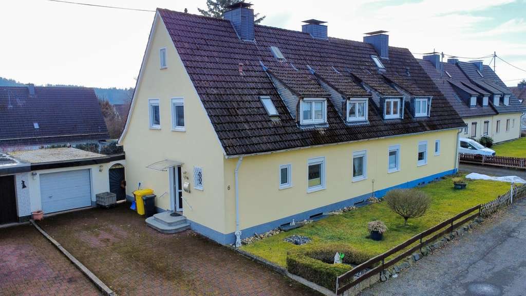 Immobilie in Kreuztal - Doppelhaushälfte in Kreuztal–Ferndorf – sonniger Garten, Garage, modernisierungsbedürftig - Bild 0