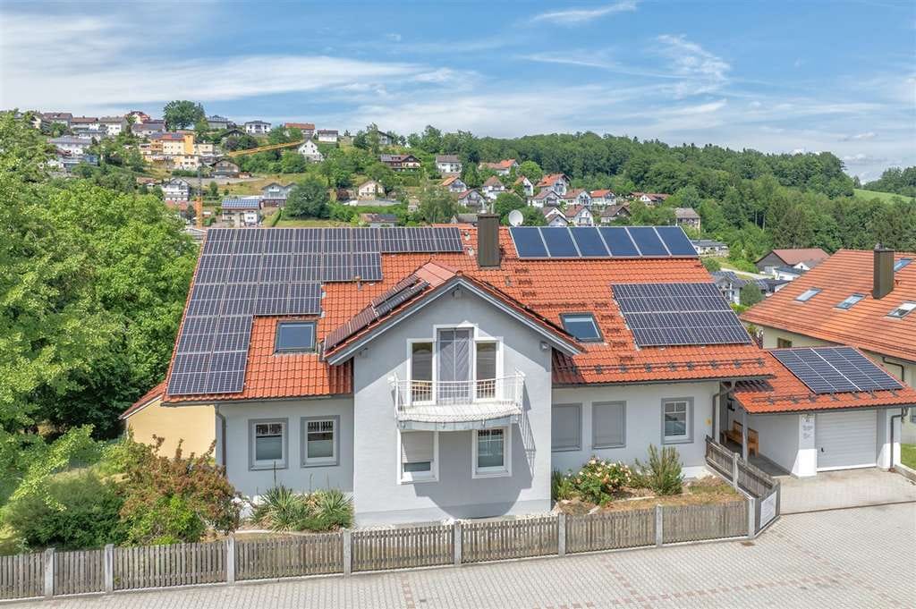 Immobilie in Fürstenstein - Hochwertige 5-Zi.-DG-Wohnung - Wohnen und gleichzeitig Vermögen aufbauen - Bild 0