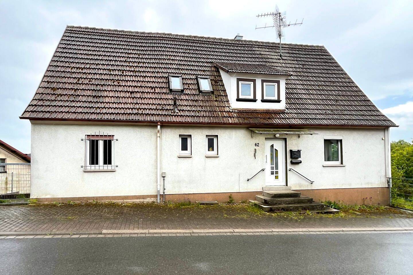Immobilie in Esselbach - Wohnhaus mit Garten, Garage und Ausbaupotenzial in ruhiger Lage - Bild 0