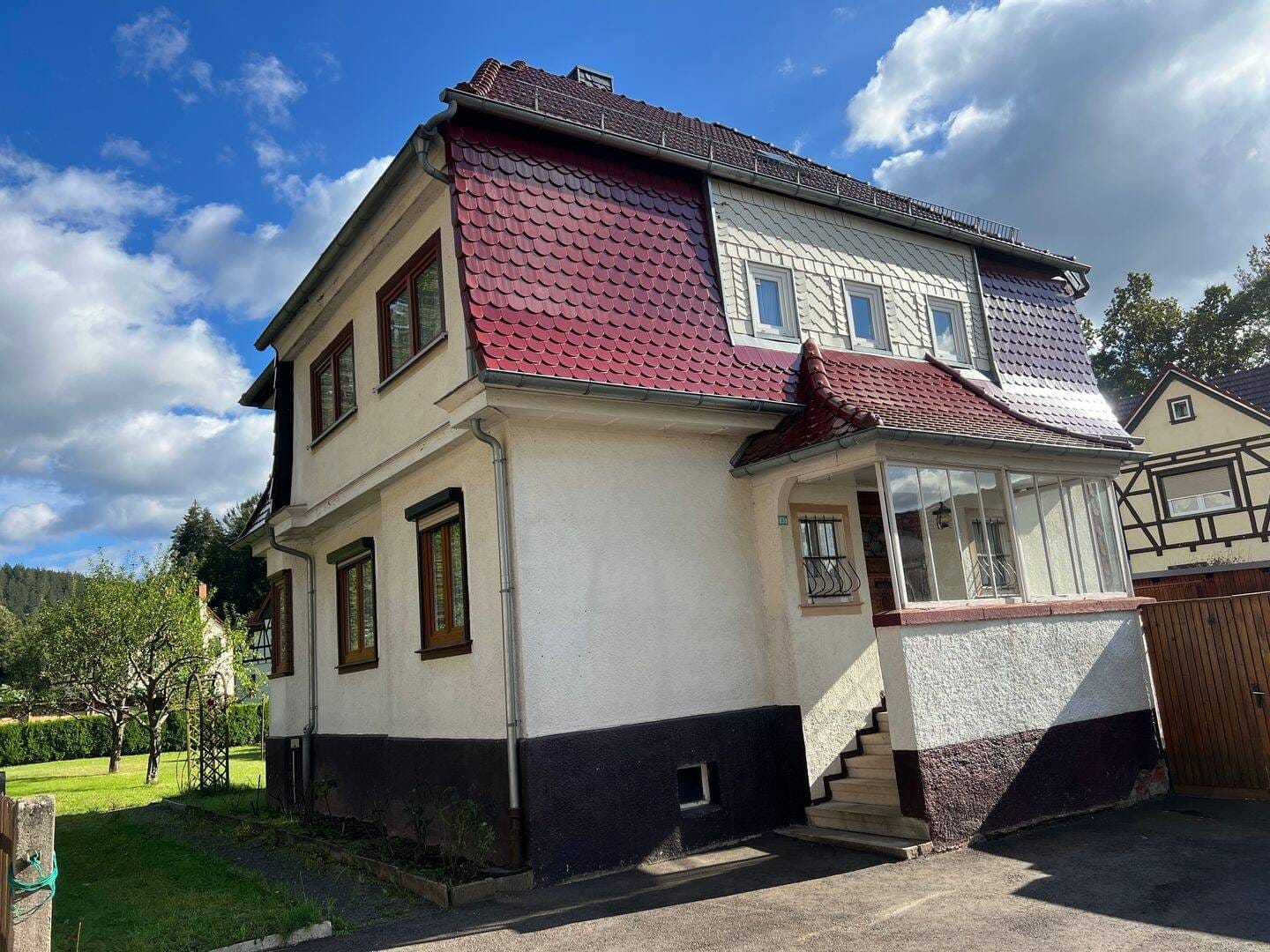 Immobilie in Tambach-Dietharz - Charmantes Ein- oder Zweifamilienhaus in bester Ortsrandlage – Natur vor der Haustür - Bild 2