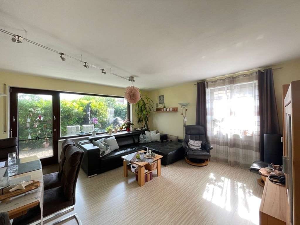 Immobilie in Veitsbronn - Schönes 3-Familienhaus in Veitsbronn: Gepflegte Kapitalanlage mit zwei Garagen und Gartengrundstück  - Bild 2