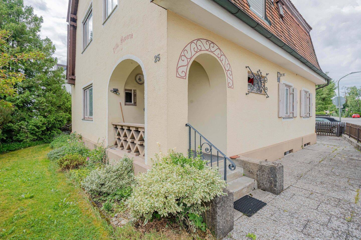 Immobilie in Grafing bei München - Historische "Villa Bavaria" mit Charakter - sanierungsbedürftiges Einfamilienhaus im Heimatstil - Bild 2