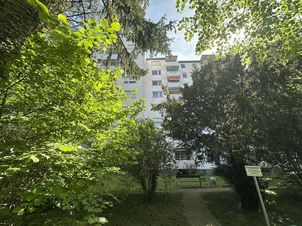 Immobilie in Bad Krozingen - Charmante, renovierungsbedürftige 2-Zimmerwohnung mit Aufzug und Garage in gepflegter Wohnanlage - Bild 0